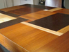 Der besondere Mosaik-Tisch bestehend aus mehreren Holzarten; Tafel